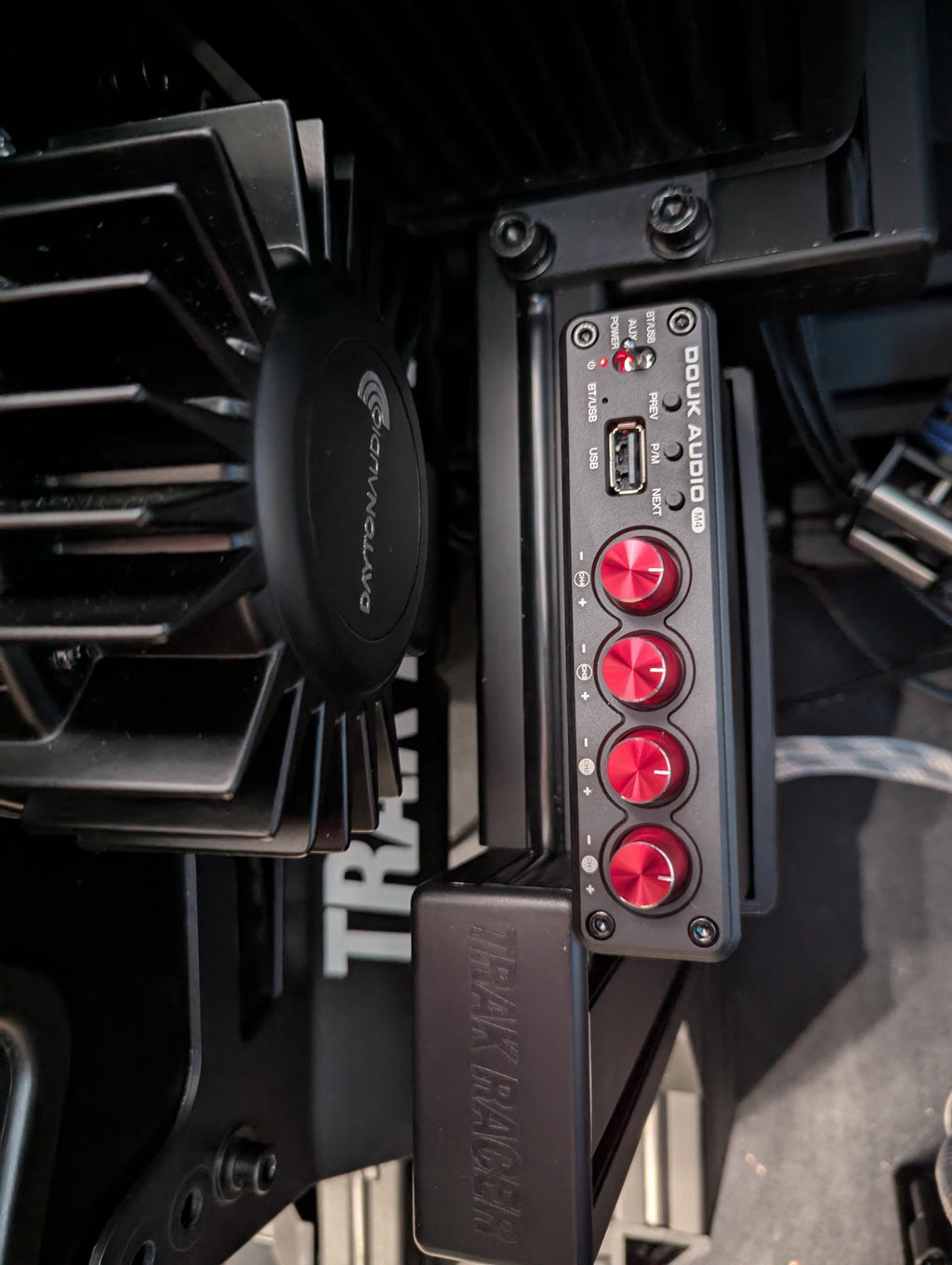Support Amplificateur + PSU DÉDIÉ Douk Audio M4 (4 Canaux) - Fixation Profilé Alu 4040/4080