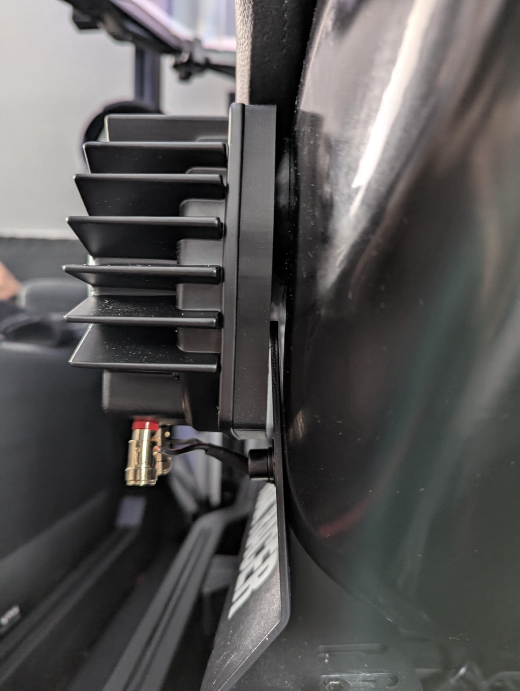 Support Bass Shaker BST-1 pour Siège Baquet - Fixation Passages de Harnais (100x40mm) - Sim Racing Haptique